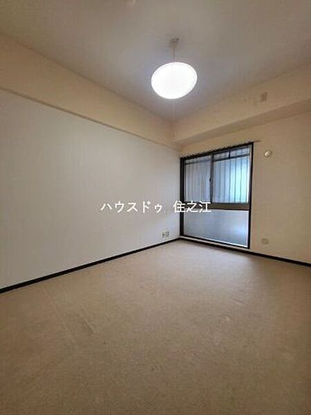 窓が有るので換気はもちろん明るく日差しの入る洋室です♪