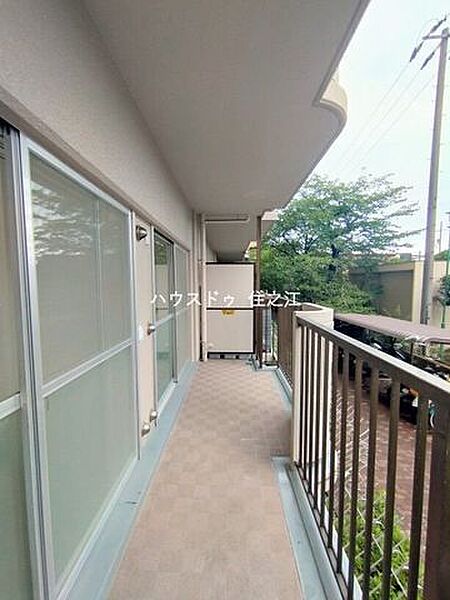 東向きのバルコニーです