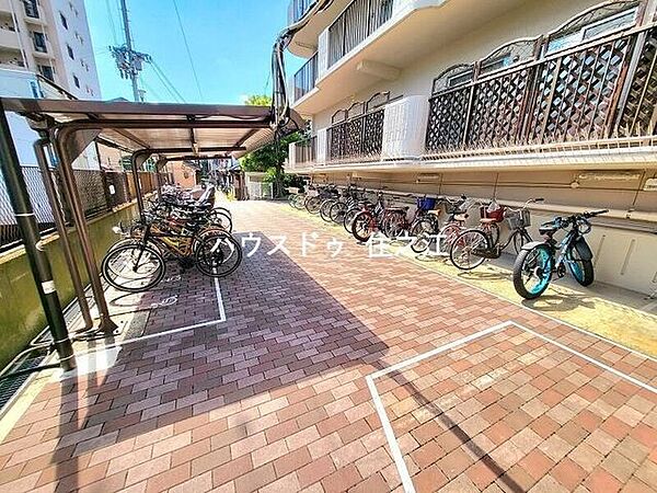 ★屋根付きの駐輪場ですので雨の日も安心。サドルが濡れる事も無いですね！