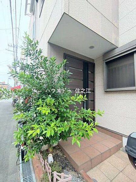 ★玄関には庇(屋根)がございますので雨の日もお荷物など濡れなくて済みます♪