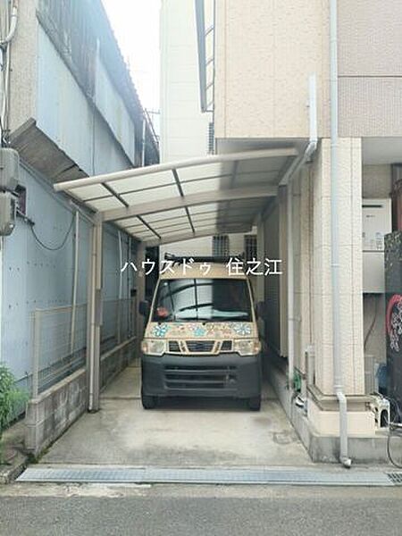 ★屋根付きのガレージですので雨の日の乗り降りや車が汚れなくて済みそうですね♪