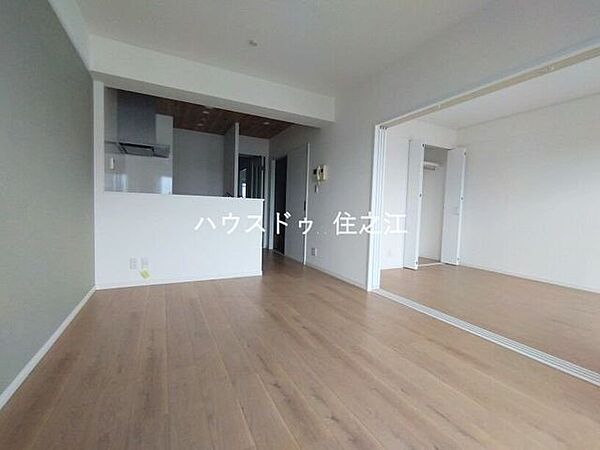 ソファーやダイニングテーブルを置いてもゆとりのある広さのリビングです
