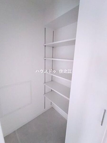 玄関横に便利な収納がございます♪