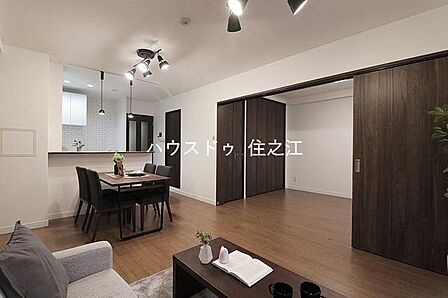 ソファーやダイニングテーブルを置いてもゆとりのある広さのリビングです