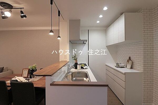 リビングで遊ぶお子様を見守りながらお料理ができる対面キッチン