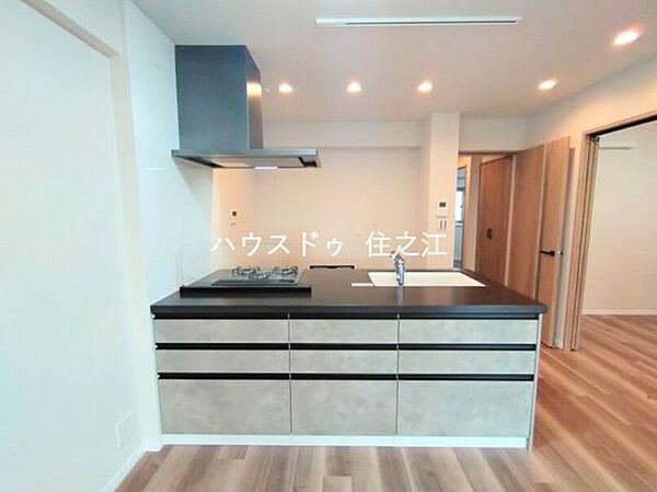 キッチンの前にも便利な収納棚がございます♪