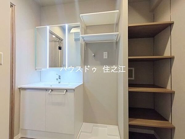 三面鏡の裏に収納もできるので日用品がストックできます