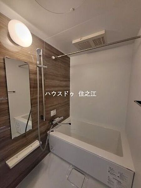 お子様と一緒にバスタイムを楽しめる広々浴室