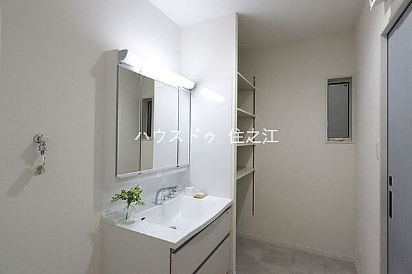 三面鏡の裏に収納もできるので日用品がストックできます