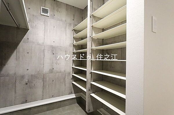 たっぷり収納ができるシューズインCLございます