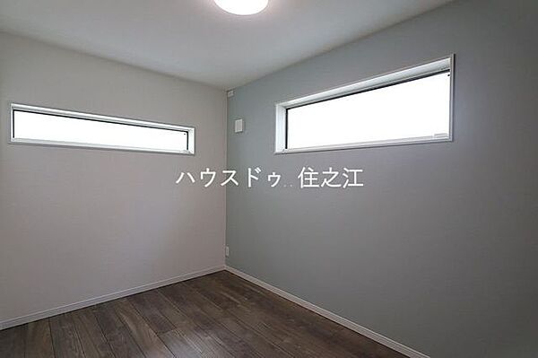 窓が有るので換気はもちろん明るく日差しの入る洋室です♪