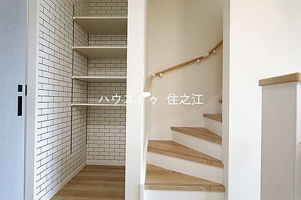 キッチン横にも収納棚がございます。食品をストックするのに便利ですよ