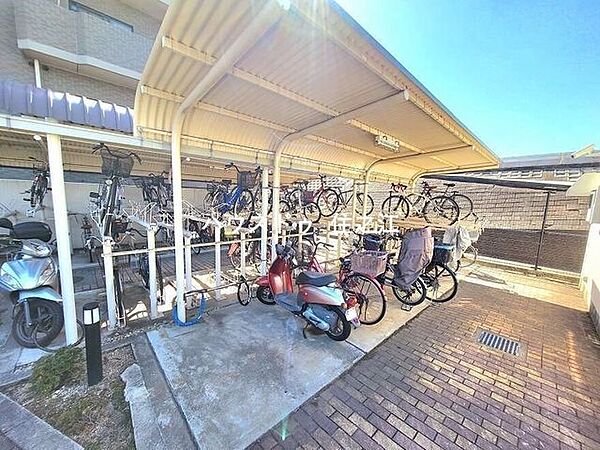 ★屋根付きの駐輪場ですので雨の日も安心。サドルが濡れる事も無いですね！