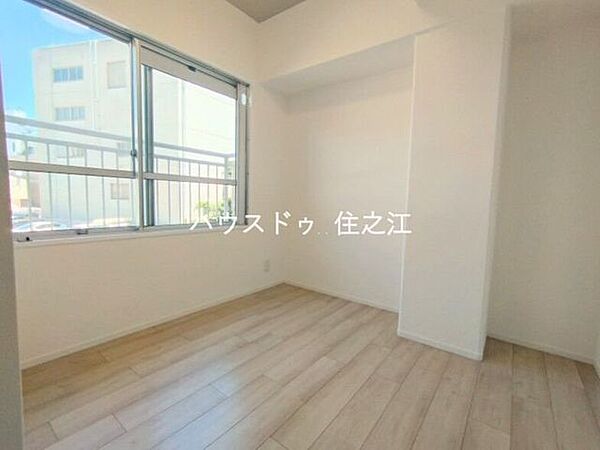 窓が有るので換気はもちろん明るく日差しの入る洋室です♪