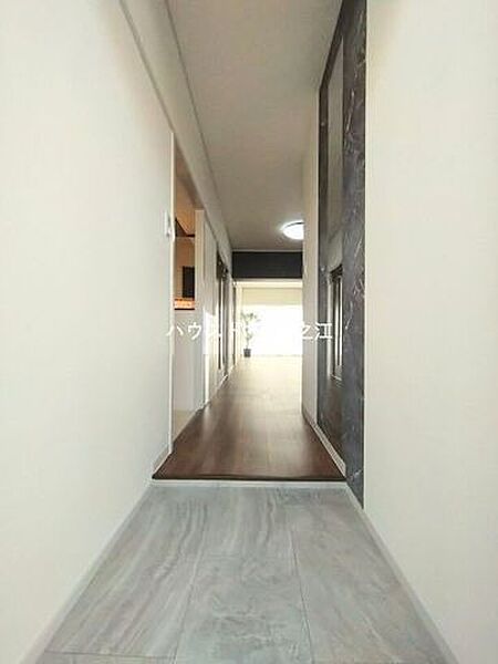玄関横に便利な姿見がございます