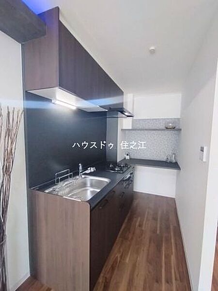 キッチン横に便利な収納棚がございます