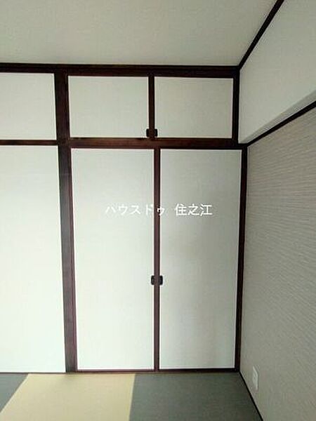 上部にも収納棚がございます
