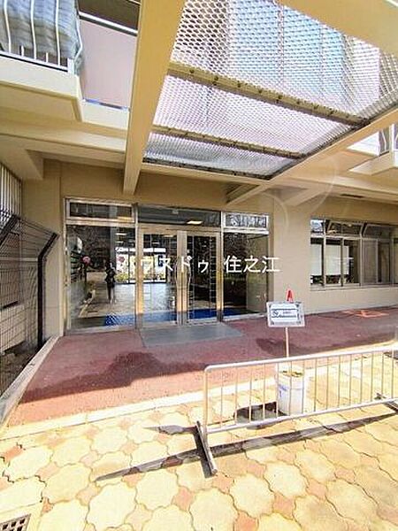 ★こちらのエントランス以外にもマンションの出入口は複数ございますので便利ですね♪