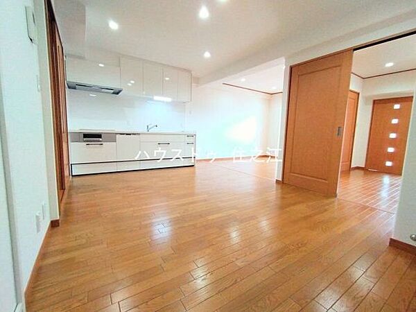 16.8帖のゆったりとしたLDKは、ダイニングテーブルやソファーを置いてもゆとりがあるレイアウトです。