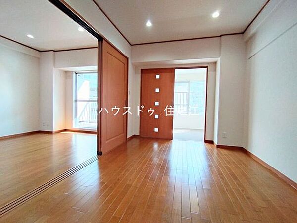 お部屋から直接サンルームへアクセス可能。天候を気にせず洗濯物を干せるため、家事部屋としても重宝します。