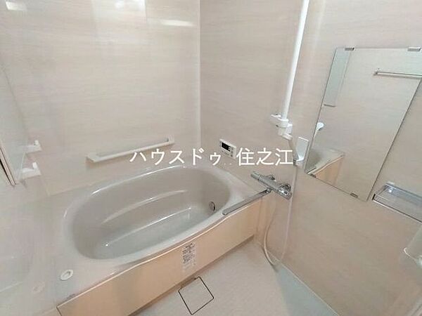ゆったりと一日の疲れを癒やせるバスタブと洗い場を備えています。