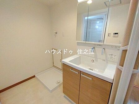 リビングを通らずに洗面室や浴室へ入れるため、来客時や家族間のプライバシーがしっかり確保されます。