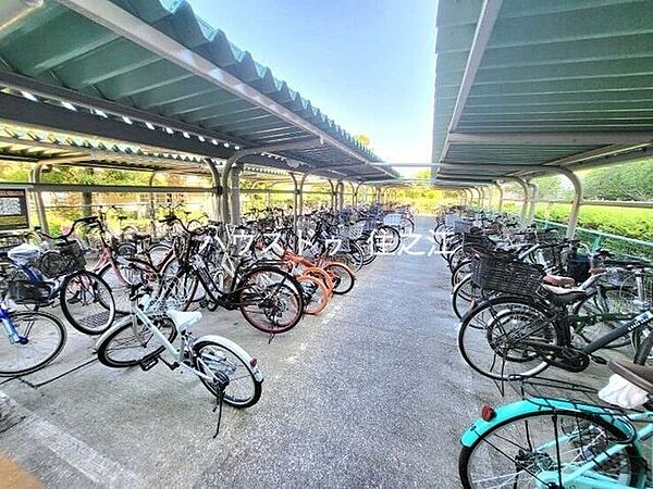 ★屋根付きの駐輪場ですので雨の日も安心。サドルが濡れる事も無いですね！