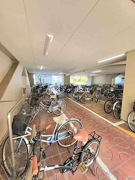 ★屋根付きの駐輪場ですので雨の日も安心。サドルが濡れる事も無いですね！