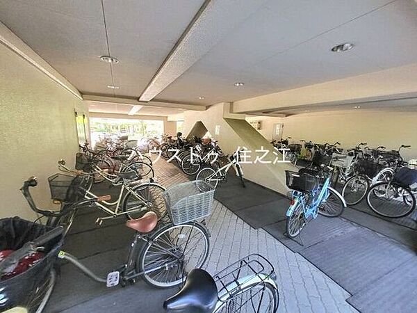 ★屋根付きの駐輪場ですので雨の日も安心。サドルが濡れる事も無いですね！