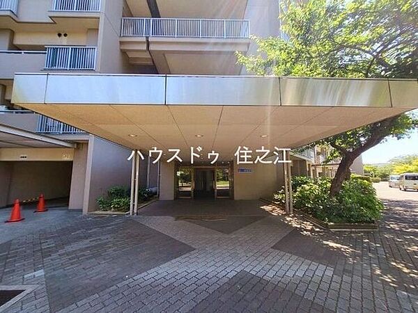 ★エントランスには庇(屋根)がございますので雨の日も安心♪