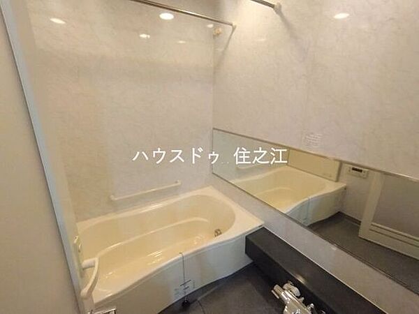 お子様と一緒にバスタイムを楽しめる広々浴室