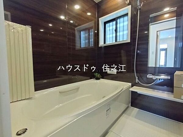 お子様と一緒にバスタイムを楽しめる広々浴室