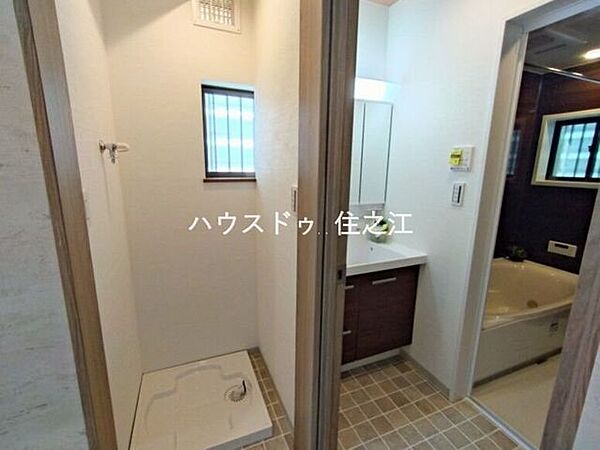 大きな三面鏡付きの洗面台です。たっぷりの収納を設けたシャワー付です