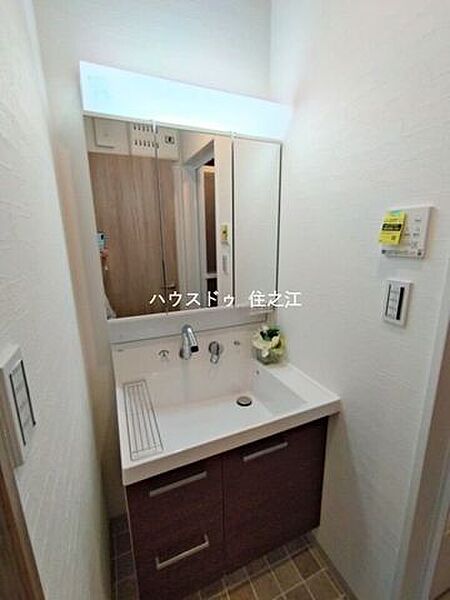 三面鏡の裏に収納もできるので日用品がストックできます