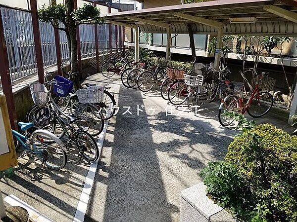 ★屋根付きの駐輪場ですので雨の日も安心。サドルが濡れる事も無いですね！