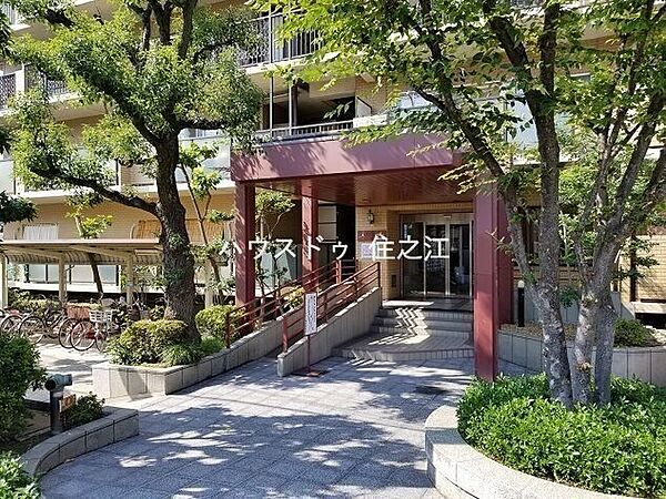★エントランスには庇(屋根)がございますので雨の日も安心♪