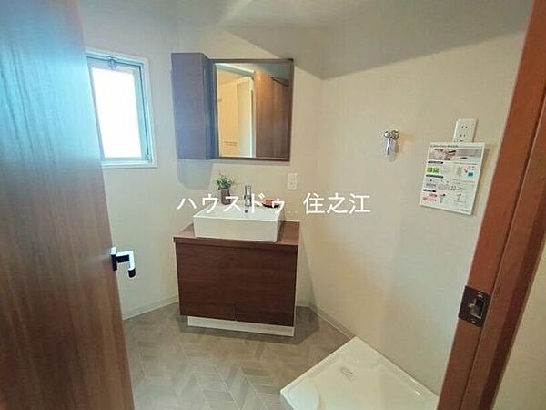 窓があるので明るく日差しの入る洗面所です