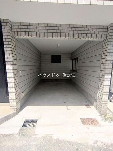 ★屋根付きのガレージですので雨の日の乗り降りや車が汚れなくて済みそうですね♪