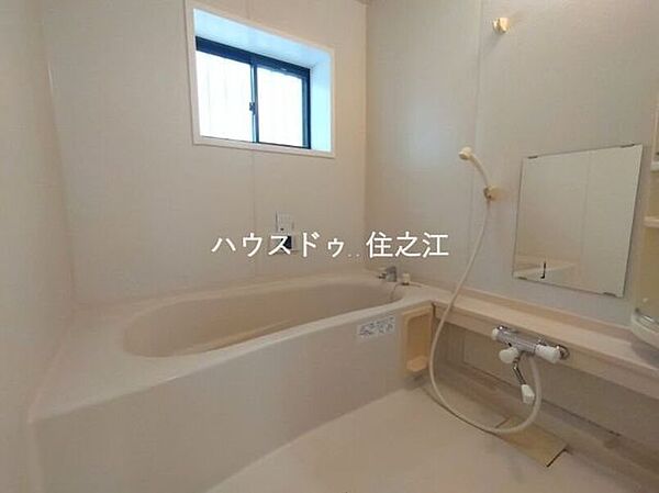 お子様と一緒にバスタイムを楽しめる広々浴室