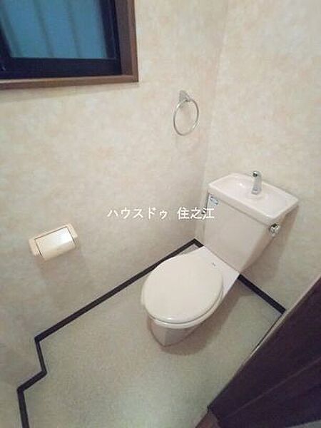 2階のトイレです。窓があるので換気にもなりますよ