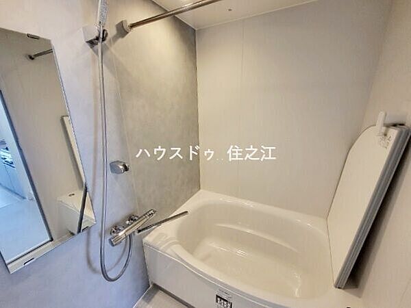 お子様と一緒にバスタイムを楽しめる広々浴室