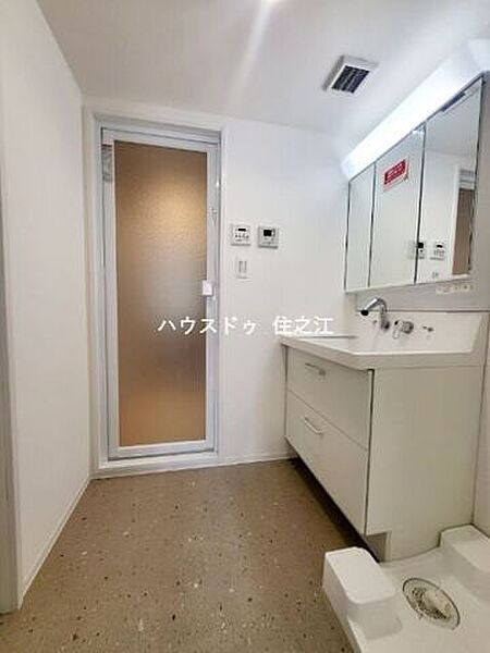 三面鏡の裏に収納もできるので日用品がストックできます