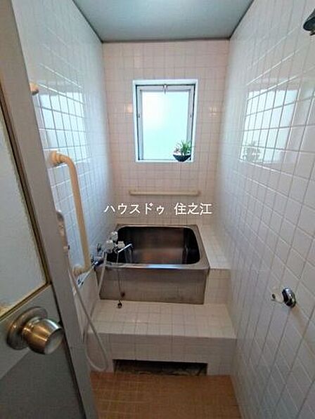 浴室に窓があるので換気にもなります