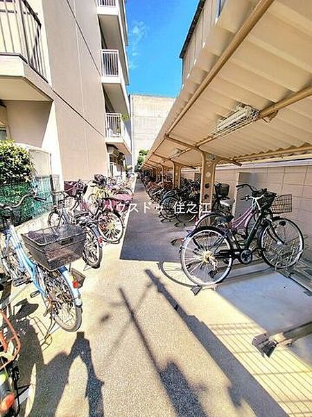 ★屋根付きの駐輪場ですので雨の日も安心。サドルが濡れる事も無いですね！