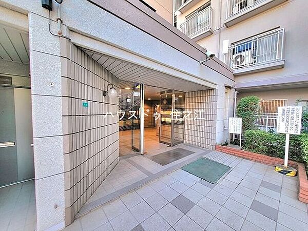 ★エントランスには庇(屋根)がございますので雨の日も安心♪