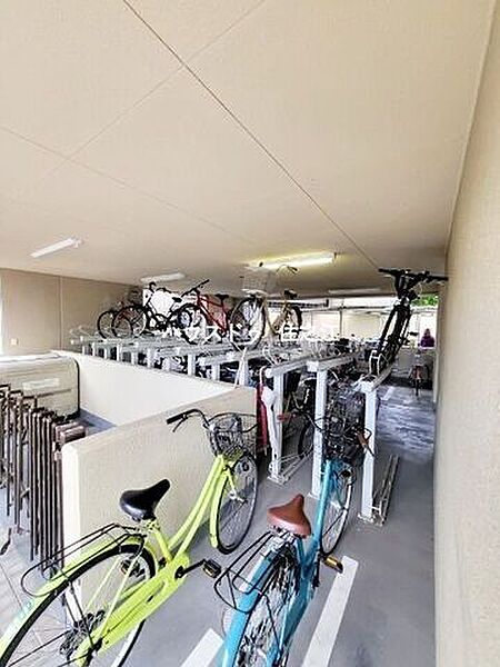 ★屋根付きの駐輪場ですので雨の日も安心。サドルが濡れる事も無いですね！