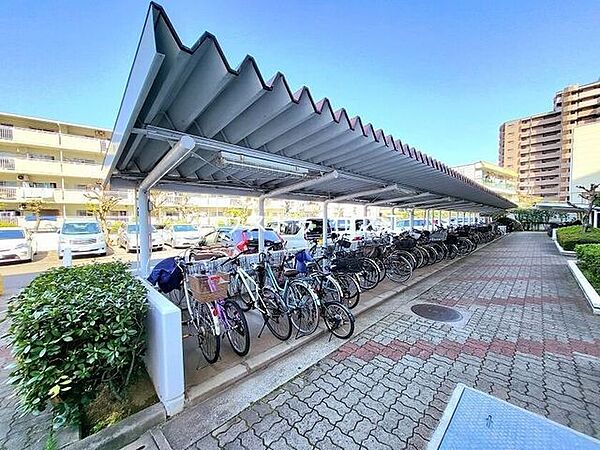 ★屋根付きの駐輪場ですので雨の日も安心。サドルが濡れる事も無いですね！