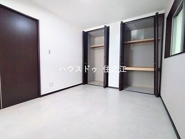 クローゼットが2箇所並んで配置されており、衣類や季節物の収納に困りません。