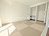 和室：バルコニーが面しており、一日を通して自然光が差し込む明るく開放的な和室です。