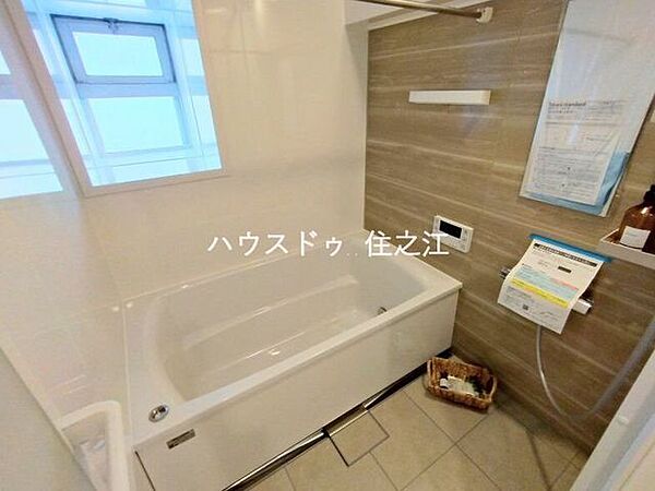 洗い場・浴槽ともに十分な広さがあるため、小さなお子様と一緒に身体を洗ったり遊んだりする際にも狭さを感じません